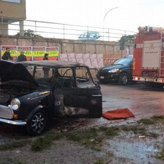 Mini Cooper in fiamme in via Trabaci