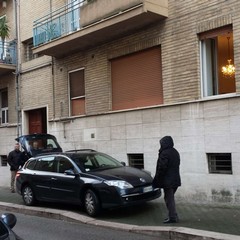 Uomo trovato morto nella propria abitazione in via Cappellutti