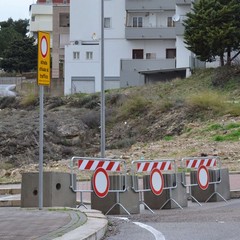 Viale Ionio piena di buche, chiusa al traffico