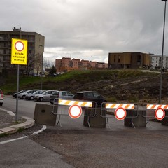 Viale Ionio piena di buche, chiusa al traffico