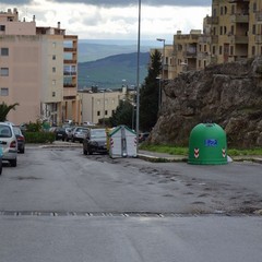 Viale Ionio piena di buche, chiusa al traffico