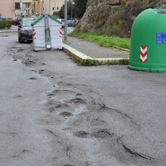 Viale Ionio piena di buche, chiusa al traffico