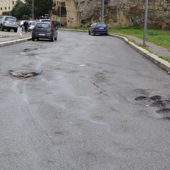 Viale Ionio piena di buche, chiusa al traffico