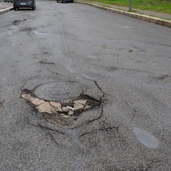 Viale Ionio piena di buche, chiusa al traffico