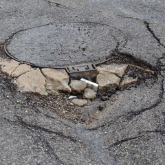 Viale Ionio piena di buche, chiusa al traffico