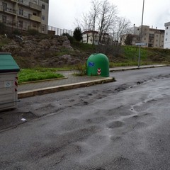 Viale Ionio piena di buche, chiusa al traffico