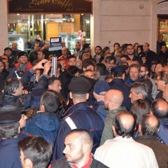 Gli scontri verbali tra cittadini in piazza Vittorio Veneto