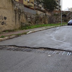 Viale Ionio piena di buche, chiusa al traffico