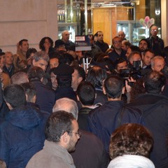 Gli scontri verbali tra cittadini in piazza Vittorio Veneto