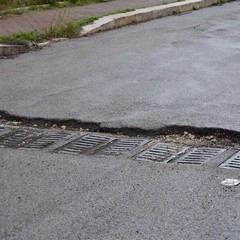 Viale Ionio piena di buche, chiusa al traffico