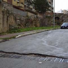 Viale Ionio piena di buche, chiusa al traffico