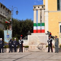 L'alza bandiera in piazza Vittorio Veneto per il 4 novembre