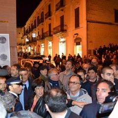 Gli scontri verbali tra cittadini in piazza Vittorio Veneto