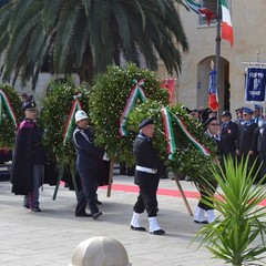 Le corone entrano in piazza Vittorio Veneto per il 4 novembre