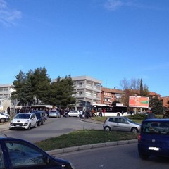 Parcheggi indiscriminati al mercato rionale