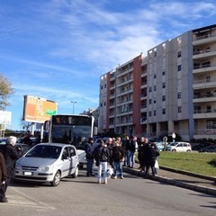 Parcheggi indiscriminati al mercato rionale