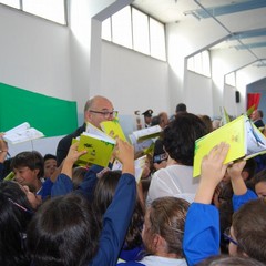 Il capo della Polizia consegna i diari "Civis" agli alunni di Matera