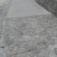 Marciapiedi in cemento nei Sassi