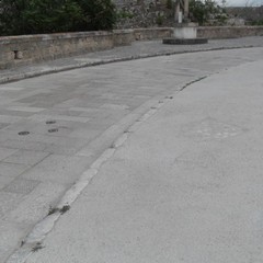 Marciapiedi in cemento nei Sassi