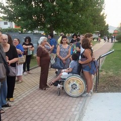 Taglio del nastro per la nuova altalena al Parco IV Evangelisti