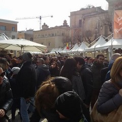 Consegnata al sindaco la scultura della città in cioccolato