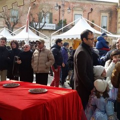 Consegnata al sindaco la scultura della città in cioccolato