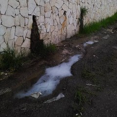 Il muro pericolante di via Casalnuovo