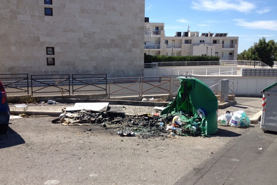 Bidone incendiato in via Taranto