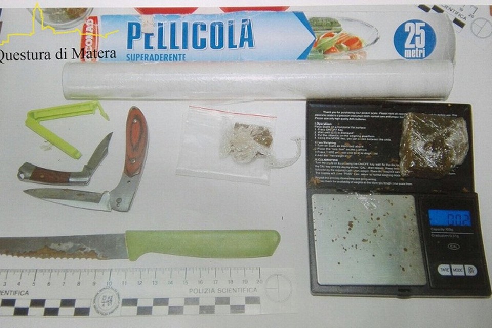 Droga, scoperta in possesso di stupefacenti