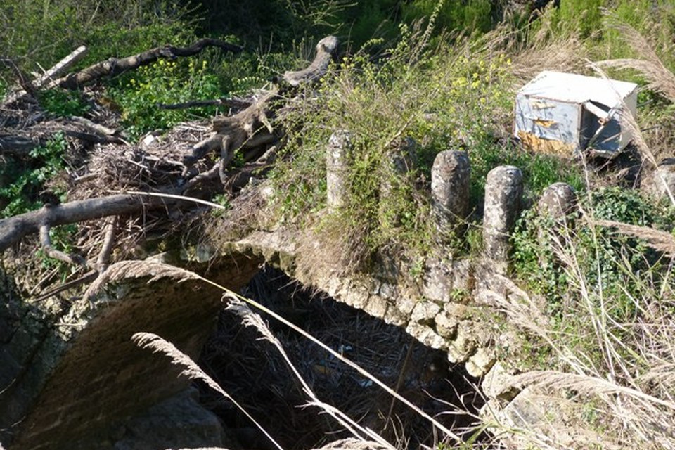 A rischio crollo il ponte “romano” sulla gravina di Picciano