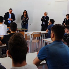 CamCoMt presidente Tortorelli con alunni V A IIS Pentasuglia di Matera JPG