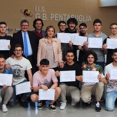 CamCoMt presidente Tortorelli con il vice preside i docenti e la classe V A IIS G B Pentasuglia di Matera JPG