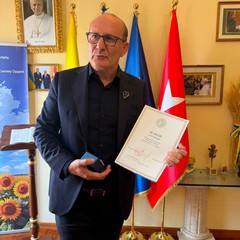 Zelensky premia limprenditore pugliese De Biase il primo italiano laico a ricevere il Golden Heart