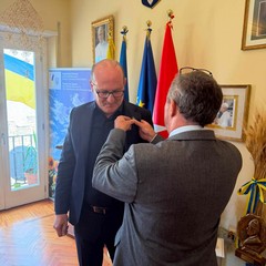 Zelensky premia limprenditore pugliese De Biase il primo italiano laico a ricevere il Golden Heart
