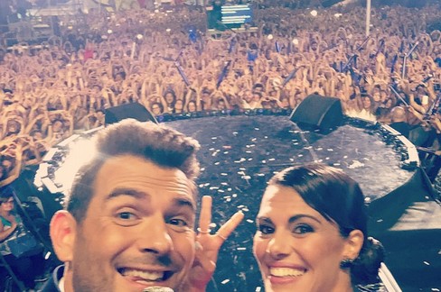 Alan Palmieri e Bianca Guaccero, selfie sul palco del Battiti Live