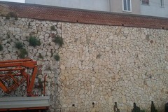 Il muro pericolante di via Casalnuovo