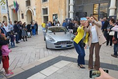 In piazza l'auto e la moto dell'inseguimento a James Bond