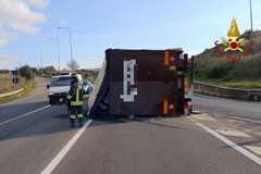 Autotreno si ribalta, ferito il conducente