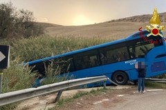 Autobus finisce fuori strada, feriti molti studenti pendolari