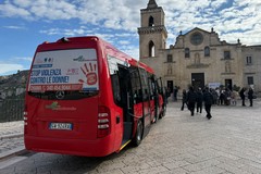 Sui bus i messaggi contro la violenza sulle donne