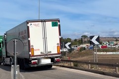 Protesta sulla statale 96 ad Altamura, camion fermi