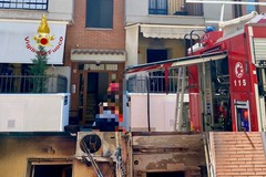 Incendio in un appartamento, una persona soccorsa per malore