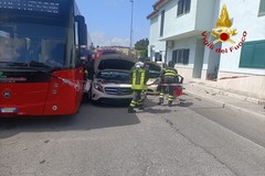 Incidente tra due auto e un bus, tre feriti