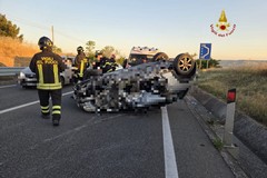 Auto si ribalta sulla statale 7