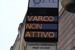 Scuola in via Bramante e ZTL, si resta nel limbo