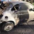 Incendiano auto per noia, denunciati due ragazzi