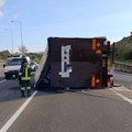 Autotreno si ribalta, ferito il conducente