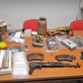 Due arresti e sequestro 6 kg stupefacenti, trovato anche kalashnikov