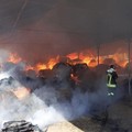 Centinaia di rotoballe di fieno distrutte da incendio