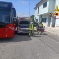 Incidente tra due auto e un bus, tre feriti